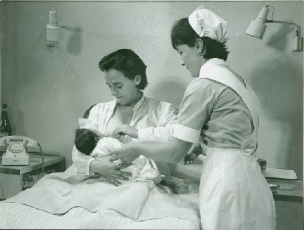 Ritratto di gruppo - Neonato con la madre e un'infermiera - Allattamento al seno