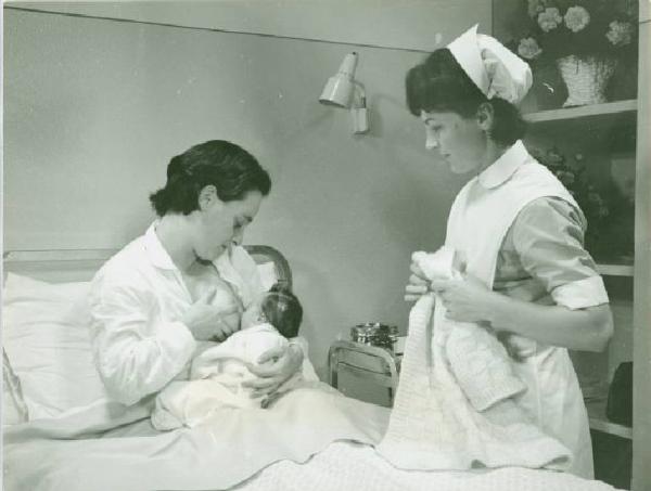 Ritratto di gruppo - Neonato con la madre e un'infermiera - Allattamento al seno