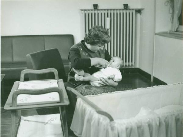 Ritratto infantile - Madre che allatta il figlio con il biberon