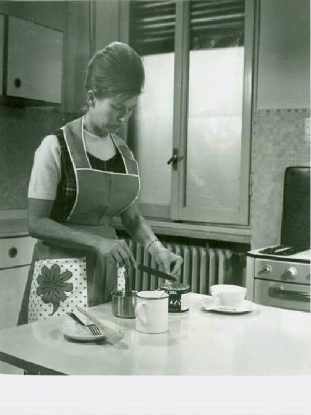 Ritratto femminile - Madre che prepara la farina lattea Dieterba