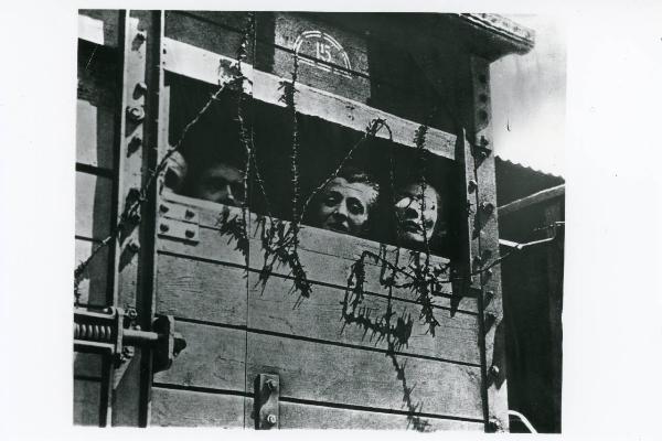 Seconda guerra mondiale - Nazismo - Deportazione - Treno - Vagone in legno piombato con filo spinato al finestrino - Deportati