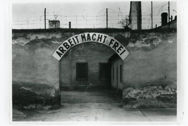 Seconda guerra mondiale - Nazismo - Repubblica Ceca - Campo di concentramento di Theresienstadt (Terezin) - Ingresso della prigione - Scritta "Arbeit macht frei" - Reticolato con filo spinato