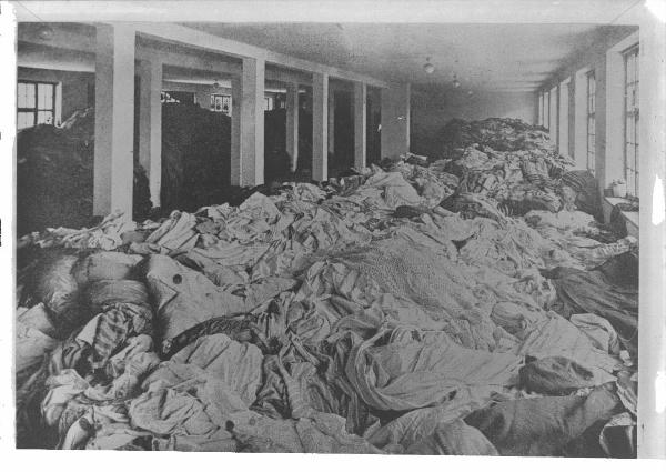 Polonia - Campo di concentramento di Auschwitz - Nazismo - Capannone, interno - Cumulo di indumenti dei prigionieri - Memoriale (?)