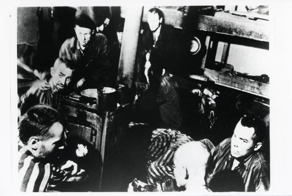 Seconda guerra mondiale - Nazismo - Germania - Campo di concentramento di Bergen Belsen - Liberazione - Baracca, interno - Prigionieri sopravvissuti con pigiama a strisce ("zebrato") - Cucina