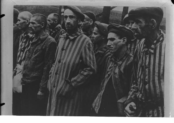 Seconda guerra mondiale - Germania - Campo di concentramento / campo di lavoro di Vaihingen (sottocampo di Natzweiler-Struthof) - Nazismo - Liberazione - Ritratto di gruppo: prigionieri sopravvissuti con pigiama a strisce ("zebrati")