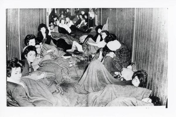 Seconda guerra mondiale - Nazismo - Germania - Campo di concentramento di Bergen Belsen - Liberazione - Baracca del lazzaretto, interno - Donne sopravvissute allo stremo
