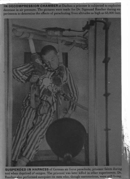 Seconda guerra mondiale - Nazismo - Germania - Campo di concentramento di Dachau - Esperimenti sull'alta quota - Camera di decompressione, interno - Prigioniero cavia con imbracatura da paracadutista - Aria senza ossigeno in ambiente senza pressione