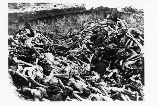 Seconda guerra mondiale - Nazismo - Germania - Campo di concentramento di Bergen Belsen - Fossa comune - Cumulo di cadaveri scheletriti e nudi