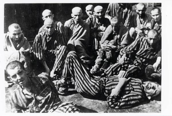 Seconda guerra mondiale - Repubblica Ceca - Campo di concentramento di Theresienstadt (Terezin) - Nazismo - Liberazione - Ritratto di gruppo: sopravvissuti con pigiama a strisce, a destra il poeta francese Robert Desnos