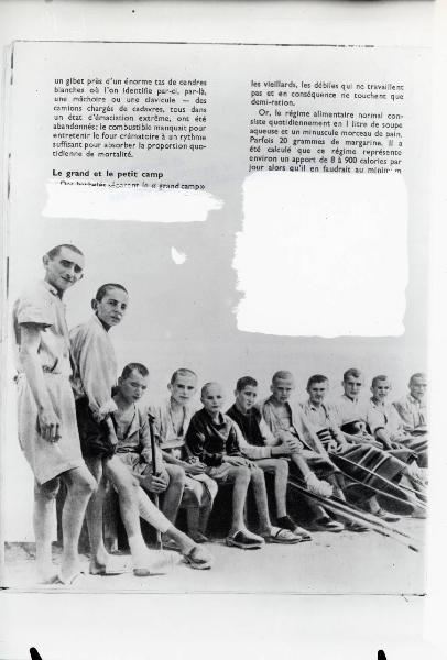 Seconda guerra mondiale - Germania - Campo di concentramento di Buchenwald - Nazismo - Dopo la liberazione - Ritratto di gruppo: giovani sopravvissuti malati e scheletriti con arti fasciati e stampelle