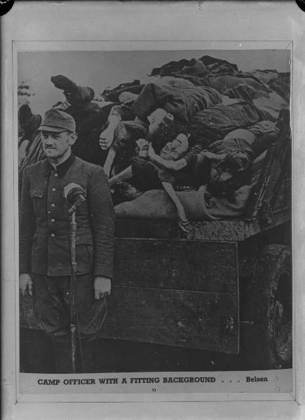 Seconda guerra mondiale - Nazismo - Germania - Campo di concentramento di Bergen Belsen - Dopo la liberazione - Ufficiale SS Franz Hössler - Cumulo di cadaveri dei prigionieri deportati su un camion
