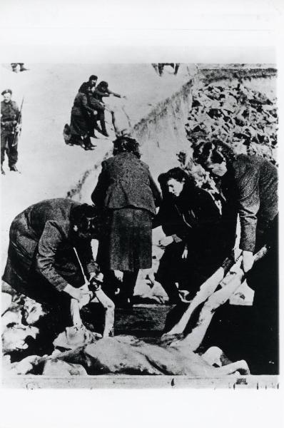 Seconda guerra mondiale - Nazismo - Germania - Campo di concentramento di Bergen Belsen - Dopo la liberazione - Donne SS - Trasporto dei cadaveri dei prigionieri deportati - Sepoltura - Fossa comune - Soldato inglese