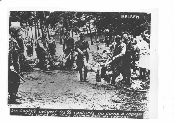 Seconda guerra mondiale - Nazismo - Germania - Campo di concentramento di Bergen Belsen - Dopo la liberazione - Uomini SS - Trasporto dei cadaveri dei prigionieri deportati - Militari britannici in divisa