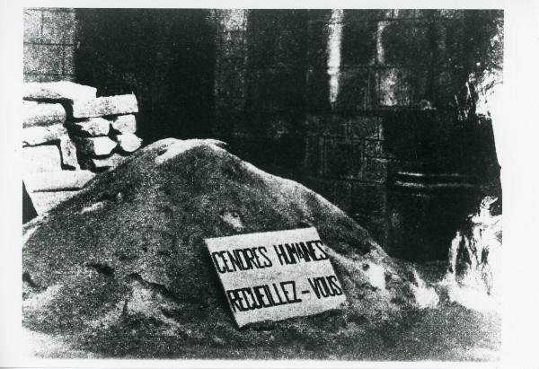 Seconda guerra mondiale - Nazismo - Campo di concentramento - Cumulo di cenere umana - Cartello con scritta "cendres humaines. Recueillez-vous" - Memoriale