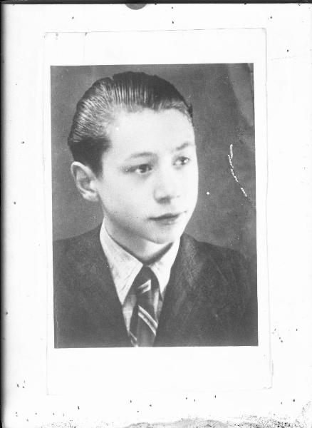 Ritratto maschile a mezzo busto: giovane uomo italiano non identificato deportato e morto in un campo di concentramento nazista - Nazi-fascismo
