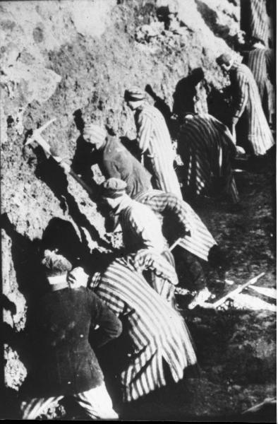 Seconda guerra mondiale - Nazismo - Germania, Oranienburg - Campo di concentramento di Sachsenhausen (?) - Cava - Kommando di prigionieri al lavoro con pigiama a strisce ("zebrati") - Lavori forzati