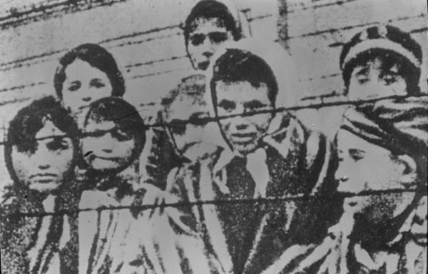 Seconda guerra mondiale - Polonia - Campo di concentramento di Auschwitz - Nazismo - Dopo la liberazione - Bambini sopravvissuti dietro al filo spinato con pigiama a strisce ("zebrati")