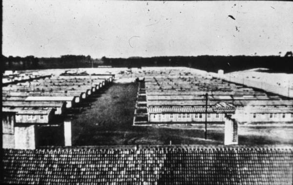 Seconda guerra mondiale - Nazismo - Germania - Campo di concentramento di Ravensbrück, settore femminile - Veduta dall'alto: baracche