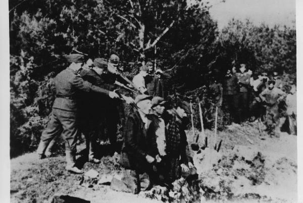Seconda guerra mondiale - Nazismo - Lituania, Kovno (?) - Occupazione tedesca - Bosco - Eccidio di ebrei (?) - Fucilazione / esecuzione di uomini sopra una fossa - SS con divisa