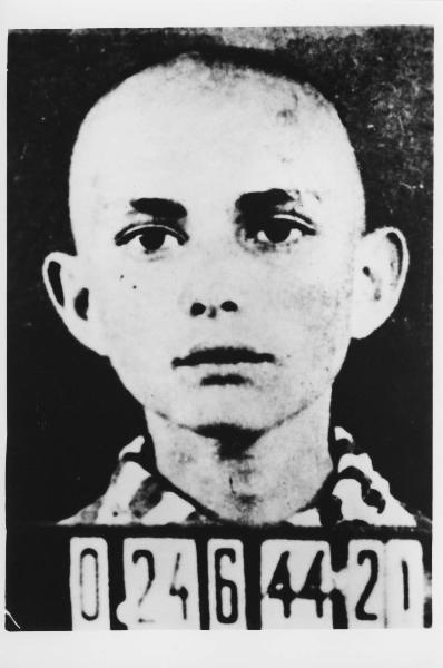 Seconda guerra mondiale - Nazismo - Germania - Campo di concentramento di Buchenwald - Fotografia segnaletica frontale - Ritratto infantile: bambino deportato con pigiama a righe - Numero di matricola 02464421