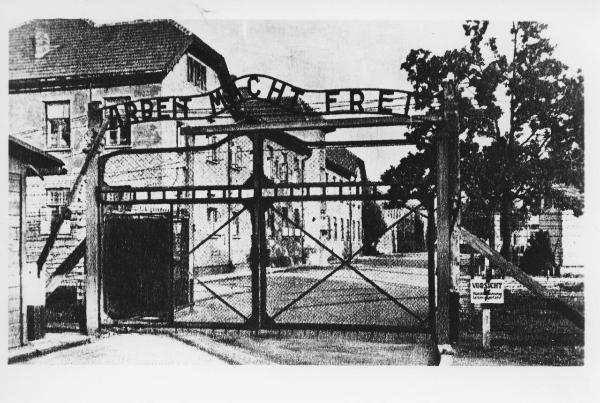 Dopoguerra - Nazismo - Polonia - Campo di concentramento di Auschwitz, campo I - Ingresso - Cancello con la scritta "Arbeit macht frei" - Cartello "Vorsicht" (attenzione)