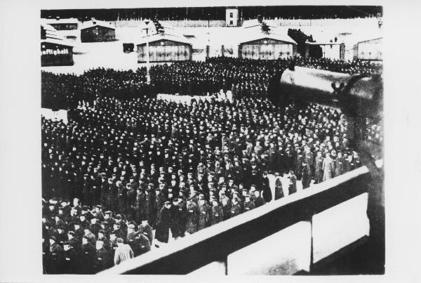 Seconda guerra mondiale - Nazismo - Germania, Oranienburg - Campo di concentramento di Sachsenhausen - Cortile interno - Appello - Prigionieri in piedi con la divisa a strisce ("zebrati") - Baracche