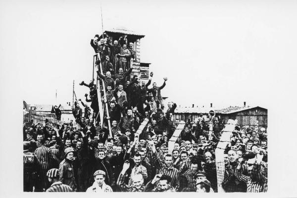 Seconda guerra mondiale - Germania, Monaco - Campo di concentramento di Allach (sottocampo di Dachau) - Nazismo - Liberazione - Arrivo delle truppe americane - Accoglienza / Festeggiamenti dei prigionieri sopravvissuti - Saluti