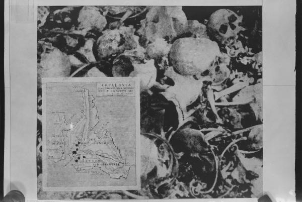 Seconda guerra mondiale - Nazismo - Grecia - Eccidio nazista di Cefalonia (23-28 settembre 1943) - Fossa comune con teschi - Carta topografica di Cefalonia