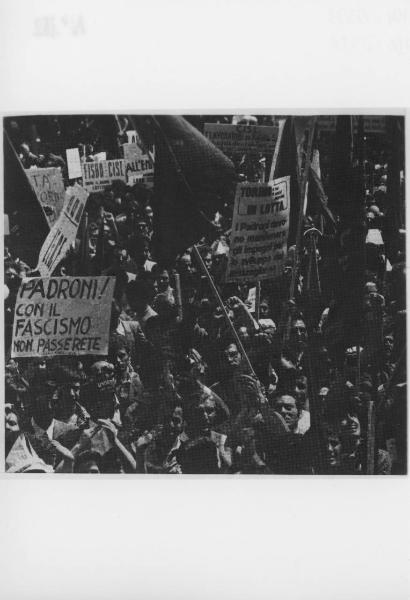 Dopoguerra - Città, Reggio Calabria / Roma (?) - Manifestazione sindacale unitaria dei lavoratori - Corteo - Cartelli per lo sviluppo nel mezzogiorno