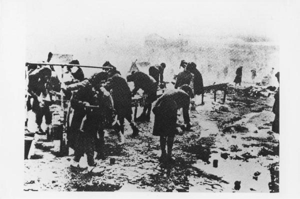 Seconda guerra mondiale - Germania - Campo di concentramento di Bergen Belsen - Nazismo - Dopo la liberazione - Donne prigioniere sopravvissute - Fango