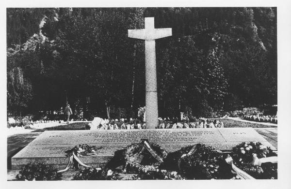 Seconda guerra mondiale - Austria, Ebensee - Monumento in commemorazione dei morti nel campo di concentramento (fatto erigere dalla vedova di Roberto Lepetit), architetto Gio Ponti - Lapide - Croce - Sassi