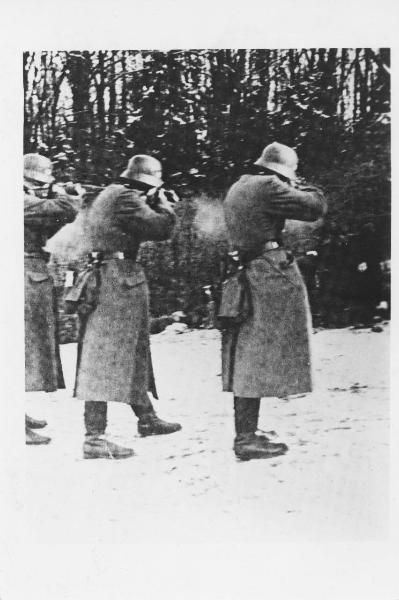Seconda guerra mondiale - Polonia, bosco di Palmiry (fuori Varsavia) - Occupazione tedesca - Eccidio di ebrei - Bosco - Fucilazione / esecuzione di uomini sopra una fossa - Polizia tedesca in divisa - Nazismo