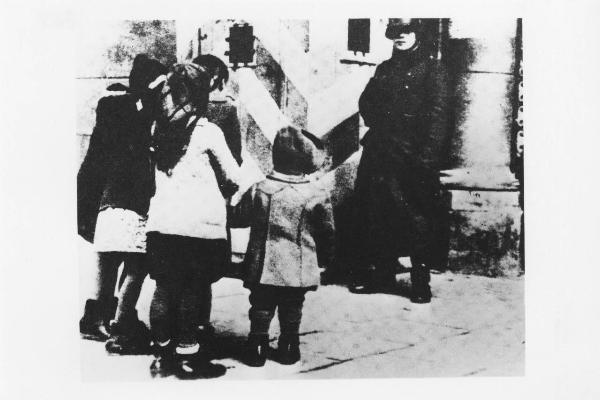 Seconda guerra mondiale - Polonia, Varsavia - Strada - Bambini ebrei (?) davanti SS in divisa - Nazismo