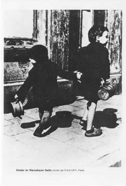 Seconda guerra mondiale - Polonia, Varsavia - Ghetto ebraico - Strada - Bambini con pentola - Antisemitismo - Nazismo