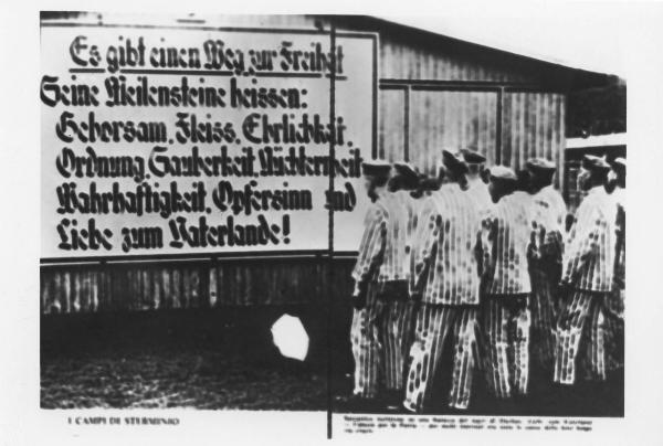 Seconda guerra mondiale - Nazismo - Germania, Oranienburg - Campo di concentramento di Sachsenhausen - Slogan: "Es gibt einen Weg zur Freiheit" (c'è una via per la libertà) - Prigionieri con divisa a strisce (zebrati)