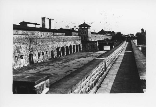 Nazismo - Austria - Campo di concentramento di Mauthausen-Gusen - Veduta dall'alto - Cortile interno - Mura e torretta di guardia
