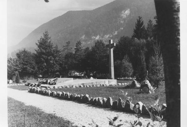 Seconda guerra mondiale - Austria, Ebensee - Monumento in commemorazione dei morti nel campo di concentramento (fatto erigere dalla vedova di Roberto Lepetit), architetto Gio Ponti - Lapide - Croce - Sassi - Boschi