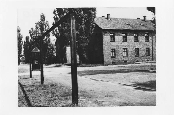 Dopoguerra - Nazismo - Polonia - Campo di concentramento di Auschwitz, campo I - Forche - Edifici su due piani