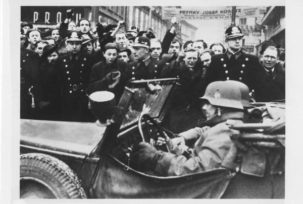 Nazismo - Repubblica Ceca, Praga - Occupazione tedesca - Invasione della città - Parata della Wehrmacht (forze armate tedesche) per le strade - Militari in divisa su auto - Folla di cittadini
