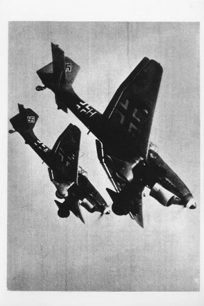 Seconda guerra mondiale - Cielo - Aerei da caccia bombardieri Stukas in picchiata - Croce uncinata