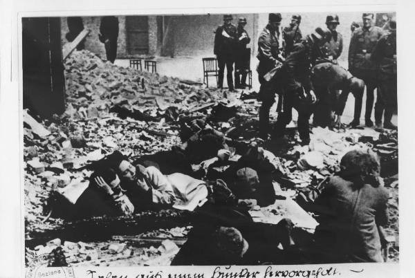 Seconda guerra mondiale - Polonia, Varsavia - Ghetto ebraico - Repressione della rivolta della popolazione ebraica - Interno di edificio con macerie - Ebrei rifugiati - SS in divisa - Arresto di ebrei - Antisemitismo - Nazismo