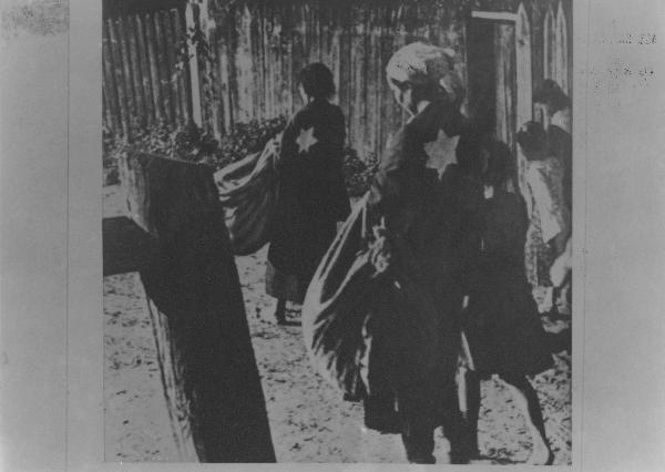 Seconda guerra mondiale - Nazismo - Polonia - Campo di concentramento di Auschwitz-Birkenau (?) - Arrivo di deportati ebrei - Donne e bambini con bagagli - Stella di David sui vestiti