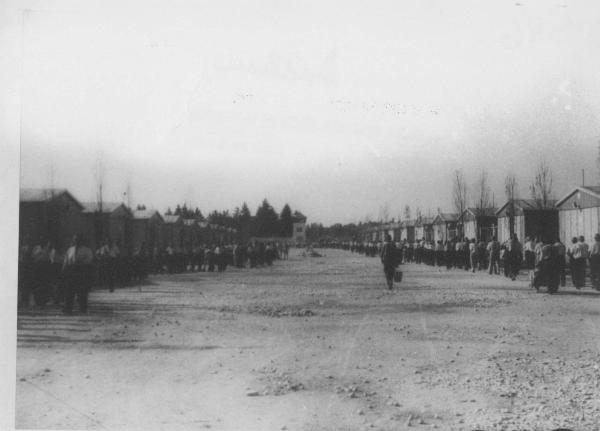 Seconda guerra mondiale - Nazismo - Germania - Campo di concentramento di Dachau - Cortile interno - Deportati prigionieri ai lati - Baracche