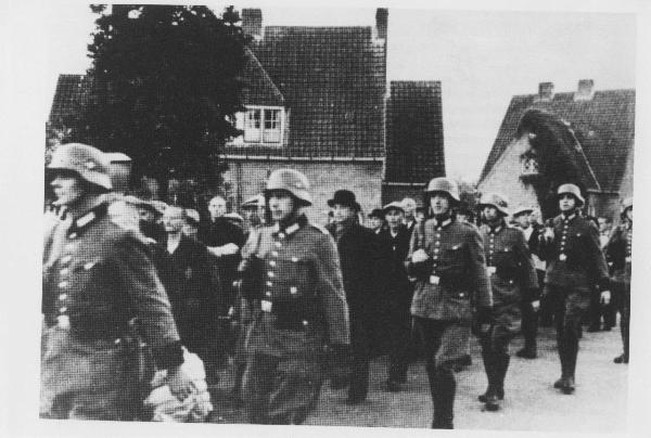 Seconda guerra mondiale - Nazismo - Paesi Bassi, Putten - Arresto di massa e deportazione degli uomini della città in seguito all'attacco a un'auto tedesca con personale della Wehrmacht - Strada della città - Uomini in marcia scortati da SS in divisa