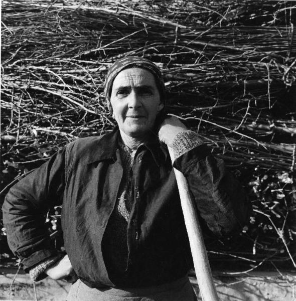 Gente del Po. San Benedetto Po, nei dintorni di - Ritratto femminile - Donna adulta con forcone - Fascine di legna