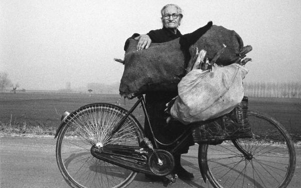 Gente del Po. San Benedetto Po, nei dintorni di - Campagna - Strada sterrata - Ritratto femminile - Anziana con bicicletta - Fascine di legna