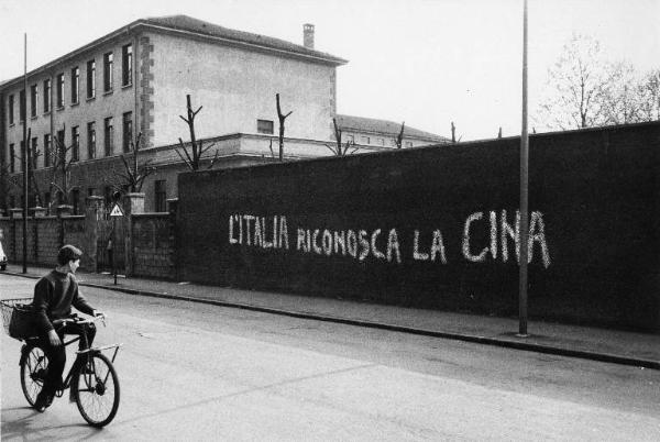 Scritte murali. Sesto San Giovanni - Via Fogagnolo - Muro di cinta - Scritta murale - Ragazzo in bicicletta