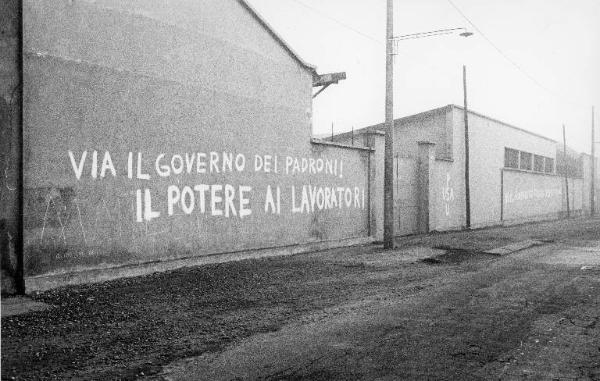 Scritte murali. Sesto San Giovanni / Milano (?) - Paesaggio industriale - Fabbrica - Muro perimetrale - Scritte murali