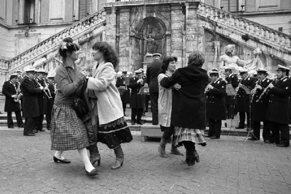 Femminismo - Roma - Piazza del Campidoglio (Sede del Comune di Roma) - Festa della donna, 8 marzo - Manifestazione femminista - Ballo - Banda civica