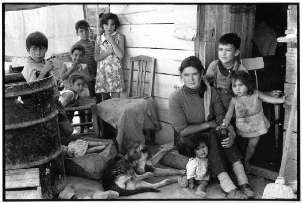 Cile, Santiago del Cile - Campamento Villa Libertad - Ritratto di gruppo - Donna con bambini davanti alla porta di casa - Cane